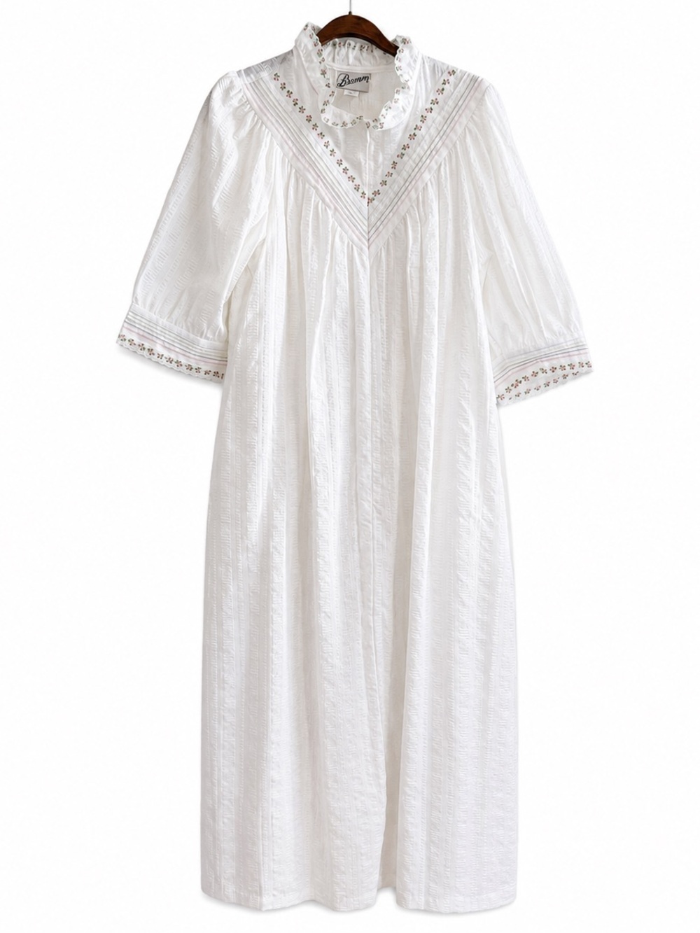 EUC! Vintage Lisanne White Embroidered Poly/Rayon Nightgown/Housedress